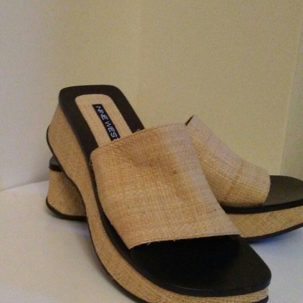 Nine West small platform slides